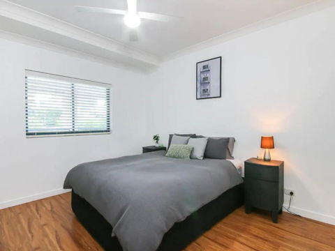 Modern 2 Bedroom River View Apartment In Docklands - Your Accommodation 3