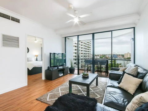 Modern 2 Bedroom River View Apartment In Docklands - Your Accommodation 0