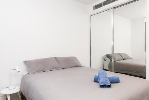 Modern Apartment In The Heart Of The Sydney CBD - Your Accommodation 3