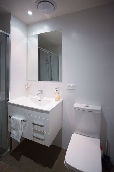 Modern Executive Apartment @ Braddon, 1BR, Wine, Wifi, Secure Parking, Canberra - Your Accommodation 3