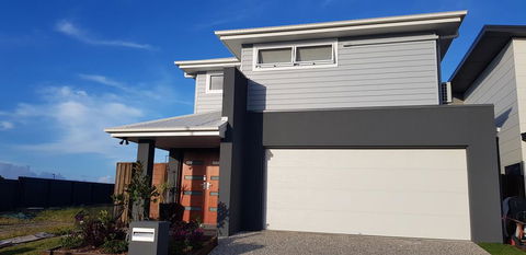 Modern Two-story Hampton Style House - Your Accommodation 0