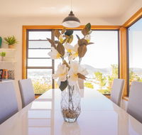 Moonah House-10 mins to CBD  MONA 4BR 2 BATH great view park 3 cars sleep 11 king bed en-suite - Your Accommodation