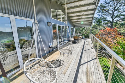 Mortimers Wines - The Canopy Loft - Your Accommodation 2