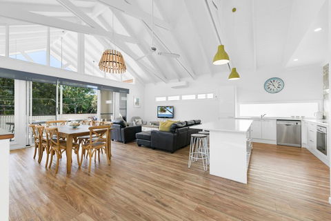 Mudjimba Island Beach House - Your Accommodation 0