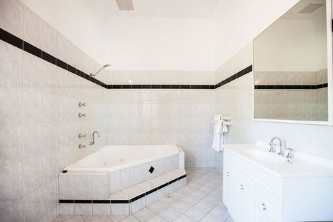 Captain Stirling Hotel - Your Accommodation 26