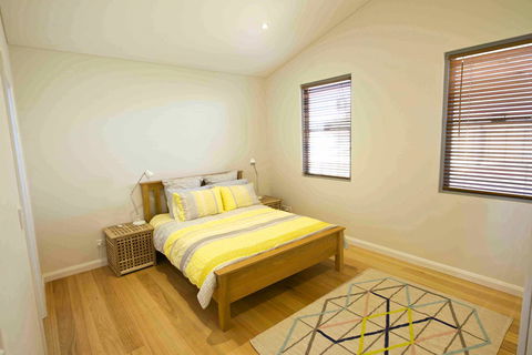 Sunny Blinco Street House - Your Accommodation 8