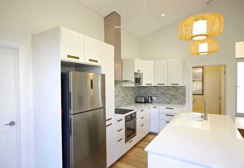 Sunny Blinco Street House - Your Accommodation 5