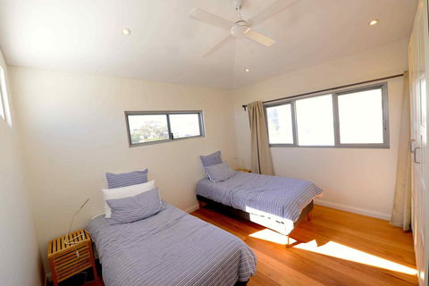 Sunny Blinco Street House - Your Accommodation 10