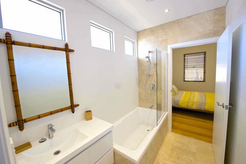 Sunny Blinco Street House - Your Accommodation 9