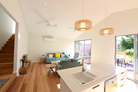 Sunny Blinco Street House - Your Accommodation 4