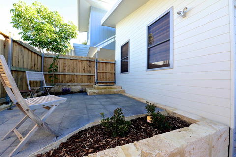 Sunny Blinco Street House - Your Accommodation 12