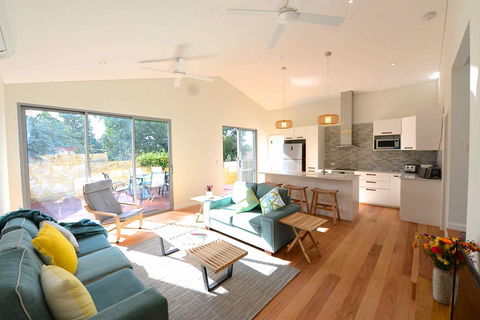 Sunny Blinco Street House - Your Accommodation 0