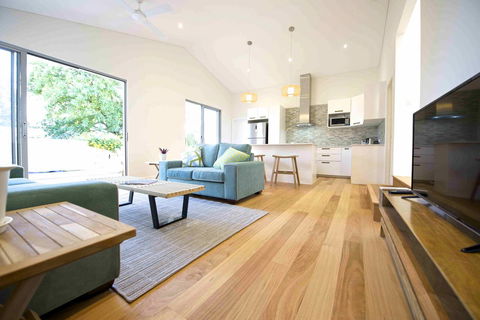 Sunny Blinco Street House - Your Accommodation 1