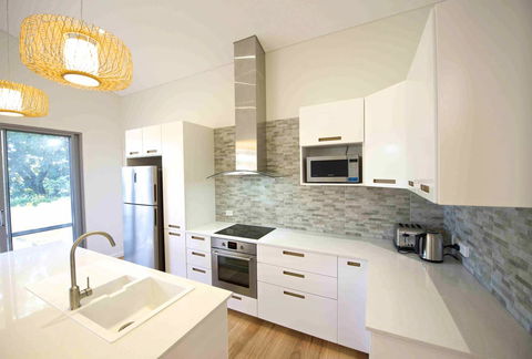 Sunny Blinco Street House - Your Accommodation 6