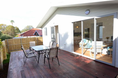 Sunny Blinco Street House - Your Accommodation 11