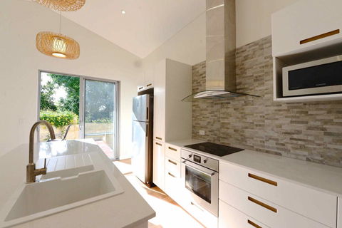 Sunny Blinco Street House - Your Accommodation 3