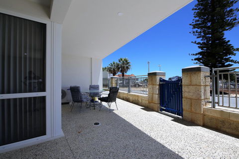 Studio Style Mindarie Marina - Your Accommodation 12