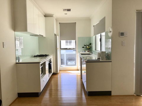 Gerring Court With Free 1 Car Bay Parking - Your Accommodation 10