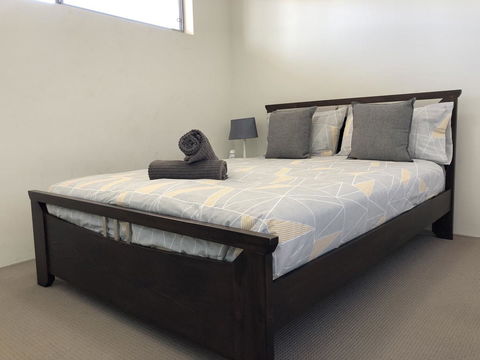Gerring Court With Free 1 Car Bay Parking - Your Accommodation 3
