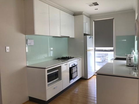 Gerring Court With Free 1 Car Bay Parking - Your Accommodation 8