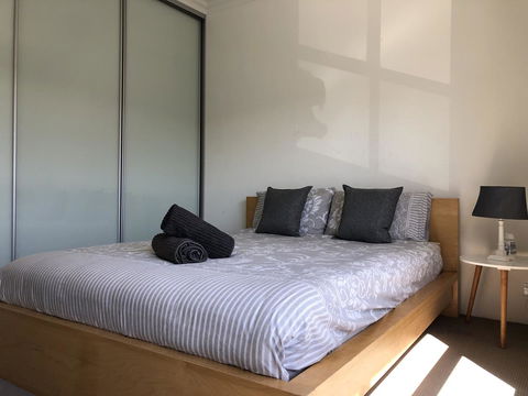 Gerring Court With Free 1 Car Bay Parking - Your Accommodation 2