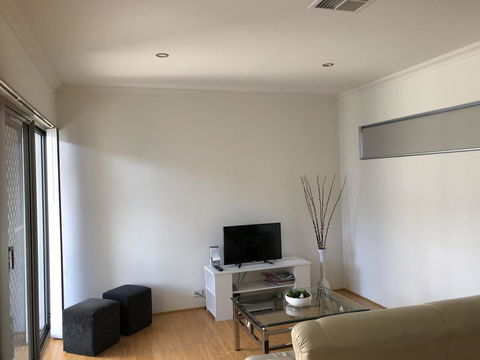 Gerring Court With Free 1 Car Bay Parking - Your Accommodation 13