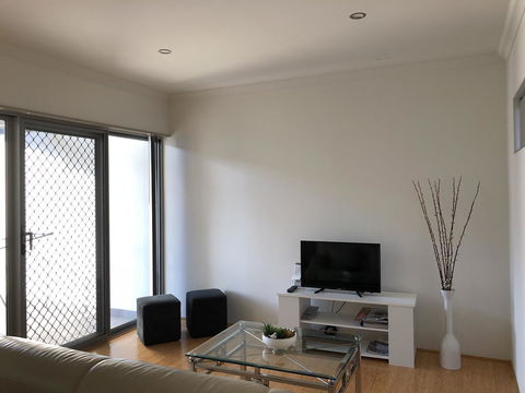 Gerring Court With Free 1 Car Bay Parking - Your Accommodation 12
