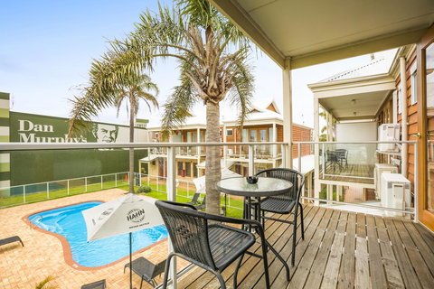 Nightcap At The Ship Inn - Your Accommodation 2