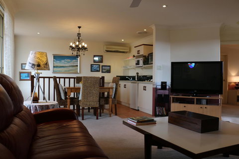 Crossland House - Your Accommodation 14