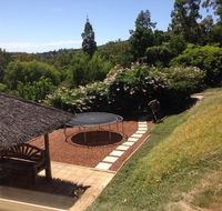 Bright  Beautiful Home On The Hills - Your Accommodation