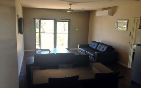 Breezes Apartments - Your Accommodation 8
