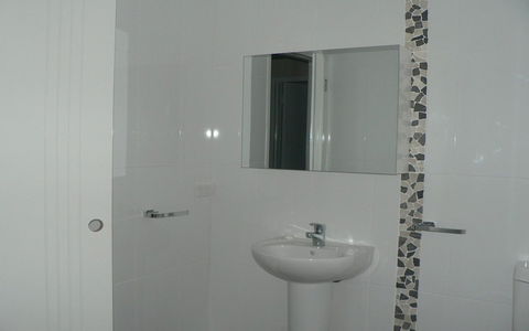 Breezes Apartments - Your Accommodation 11