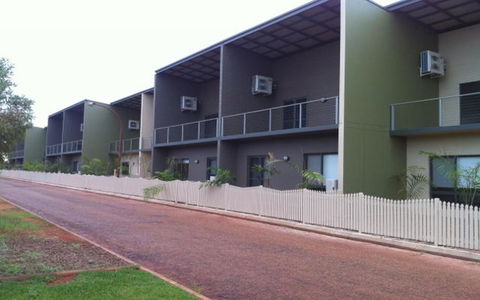 Breezes Apartments - Your Accommodation 12