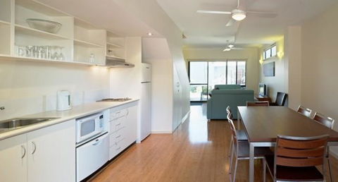 Footprints Preston Beach - Your Accommodation 22