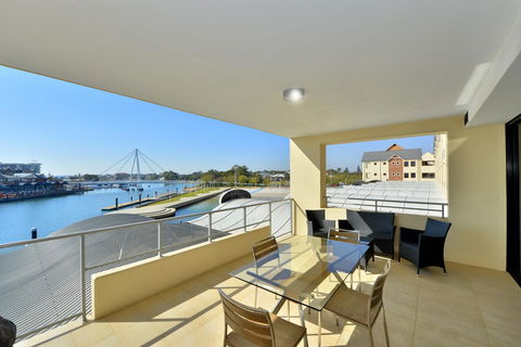Dolphin Quay Apartments - Your Accommodation 9