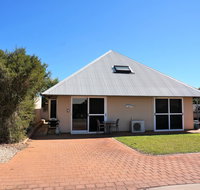 Osprey Holiday Village Unit 103/1 Bed - Perfect short stay apartment with King size bed - Your Accommodation