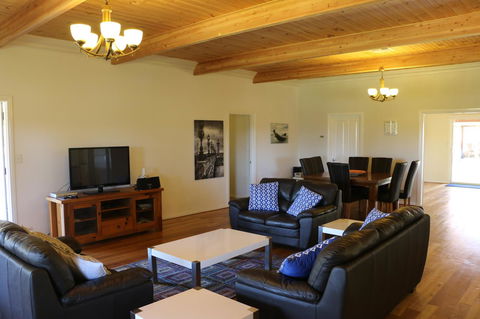 Burton Farmhouse - Your Accommodation 12