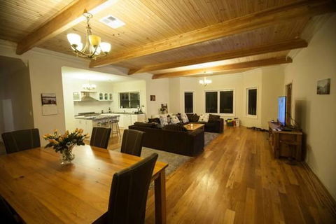 Burton Farmhouse - Your Accommodation 9