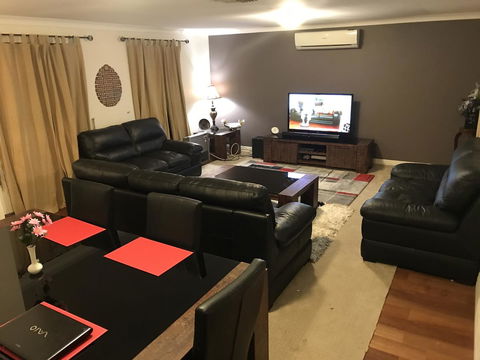 Master Room With Attachd Bath - Your Accommodation 3