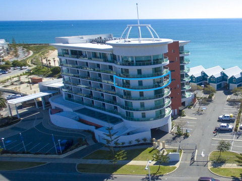 A 406 FANTASTIC OCEAN BEACH And MARINA VIEW APT - MANDURAH - Your Accommodation 24