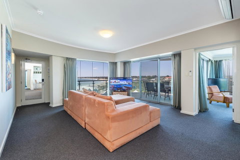 A 406 FANTASTIC OCEAN BEACH And MARINA VIEW APT - MANDURAH - Your Accommodation 0