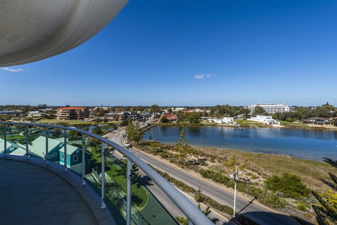 A 406 FANTASTIC OCEAN BEACH And MARINA VIEW APT - MANDURAH - Your Accommodation 11