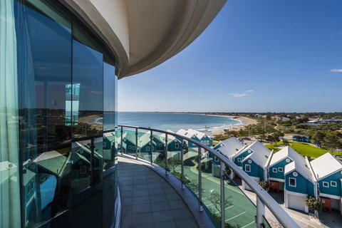 A 406 FANTASTIC OCEAN BEACH And MARINA VIEW APT - MANDURAH - Your Accommodation 9