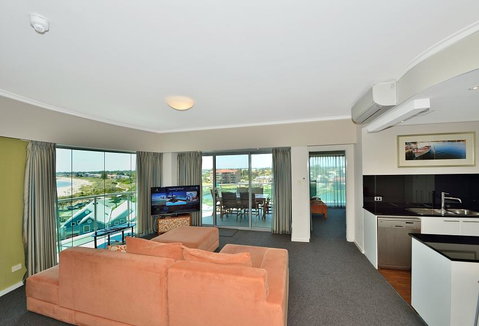 A 406 FANTASTIC OCEAN BEACH And MARINA VIEW APT - MANDURAH - Your Accommodation 10