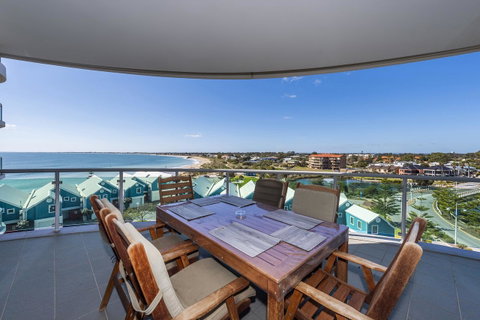 A 406 FANTASTIC OCEAN BEACH And MARINA VIEW APT - MANDURAH - Your Accommodation 4