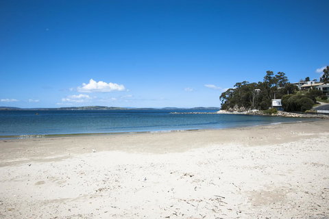 On The Beach Waterfront Apartment - Your Accommodation 16