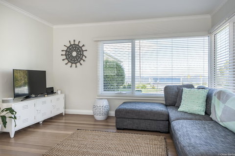 On The Beach Waterfront Apartment - Your Accommodation 3