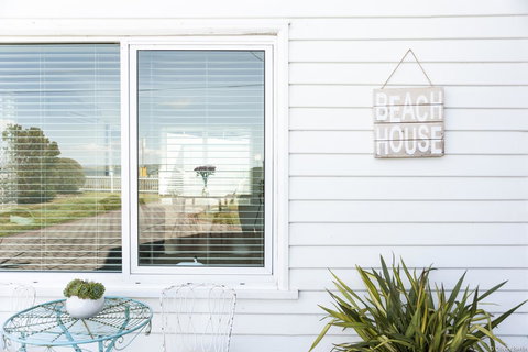 On The Beach Waterfront Apartment - Your Accommodation 1