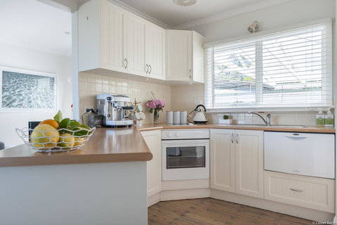 On The Beach Waterfront Apartment - Your Accommodation 7