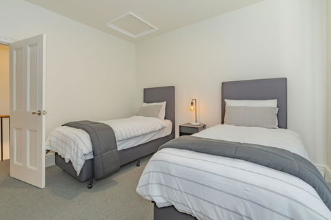 4 Bedroom House - Hobart CBD - Free Parking - Free WIFI - Your Accommodation 13